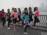 重庆女子跑团备战马拉松 健身房挥汗训练