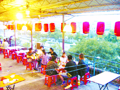 登高入彩楼 品虾观夜景(图)