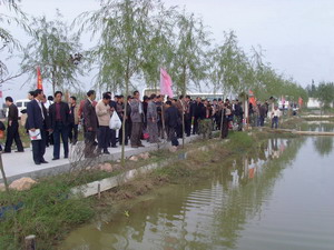 培训学员在海润天晟示范园参观收获大