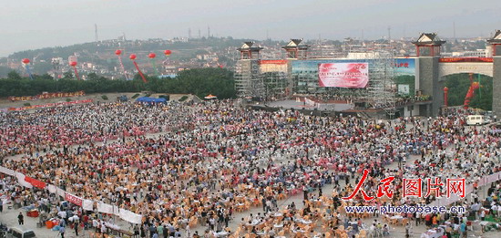 壮观：15000人聚集品龙虾