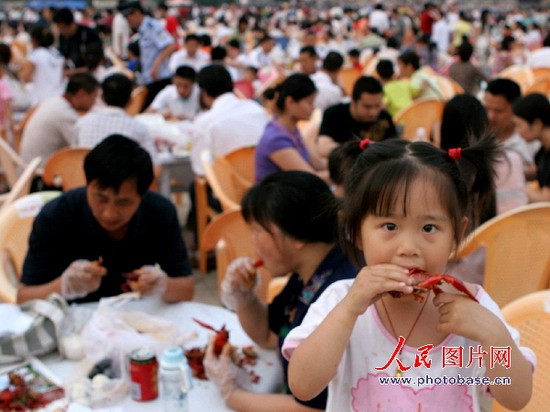 壮观：15000人聚集品龙虾