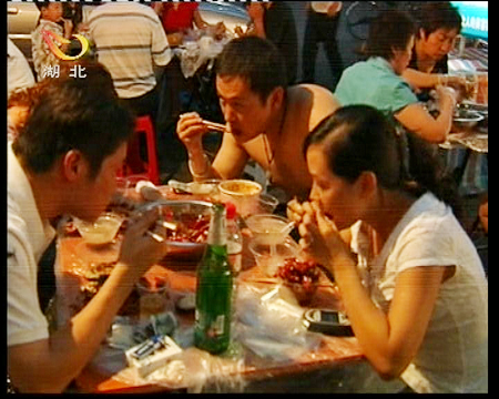 武汉新视角：火辣小龙虾