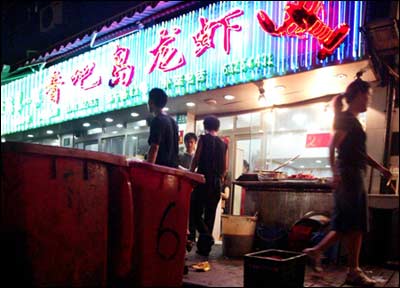小龙虾饭店卫生堪忧 洗虾刷地用共同一拖把