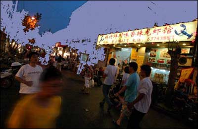 小龙虾饭店卫生堪忧 洗虾刷地用共同一拖把