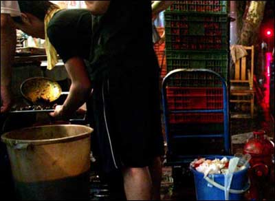 小龙虾饭店卫生堪忧 洗虾刷地用共同一拖把