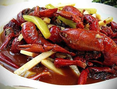 吃一顿龙虾竟花费2000元 平民消费蒙上贵族面纱