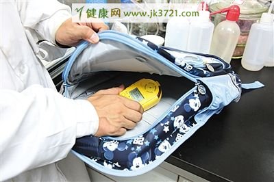 9月13日，实验人员正在测试书包内的甲醛含量。本版摄影/新京报记者 卢淑婵