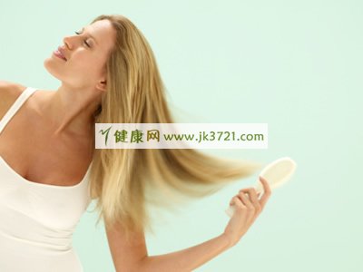 当我们出现脱发现象的时候，需及时去治愈好脱发。接下来，我们先看看脱发都是什么原因造成的? 