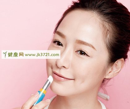 预防和解决冬季嘴唇起皮的问题
