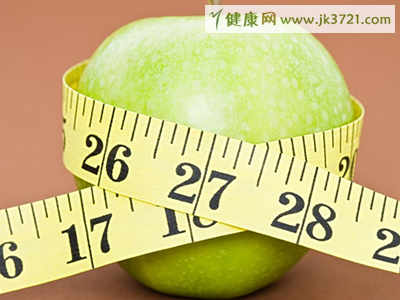 皮肤干燥吃什么水果保湿护肤？