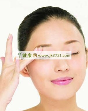 想要去除黑眼圈该使用什么方法