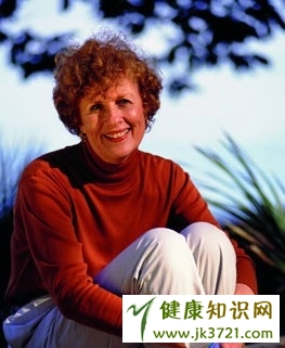 老人刷牙既爱牙又爱心