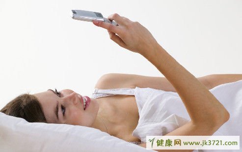 关灯玩手机对眼睛健康不利