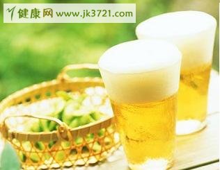 啤酒能收缩毛孔吗