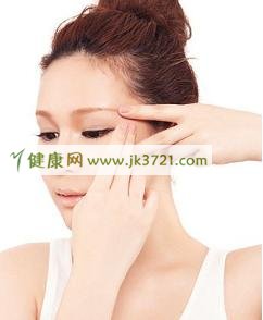 在眼角涂抹眼霜产品