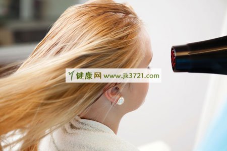 头发自然干好还是吹干好