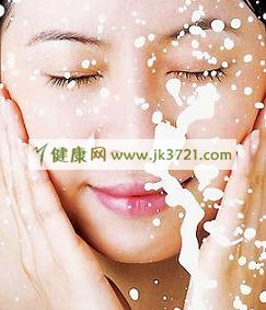 美白补水哪个重要