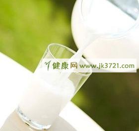 敷黄瓜面膜既补水又美白