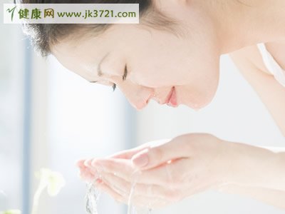 秋冬干燥如何护理手部肌肤最靠谱？