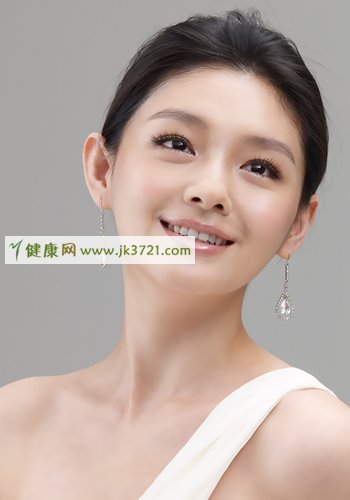 过度的频繁的去角质会导致肌肤敏感