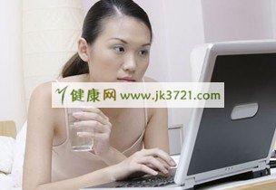 截隐形眼镜玩电脑