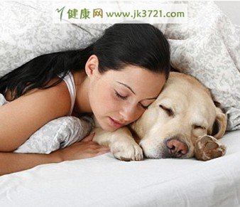 能和宠物睡在一起吗