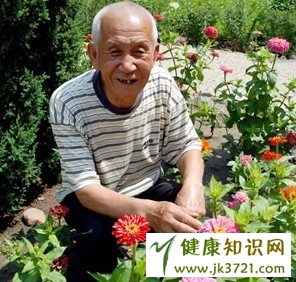 种花的老人教你浇花小妙招