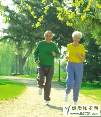 注意：老年人切忌空腹晨练