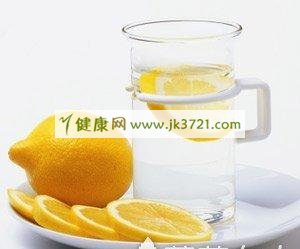 柠檬片泡水加上蜂蜜美白效果更好