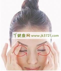 眼部按摩改善眼睛周围的皮肤问题