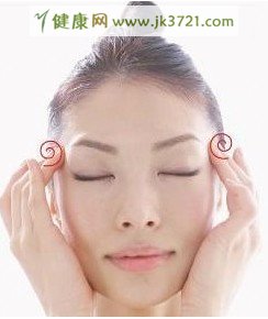 眼部按摩改善眼睛周围的皮肤问题
