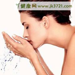 保持肌肤健康的补水保湿方法