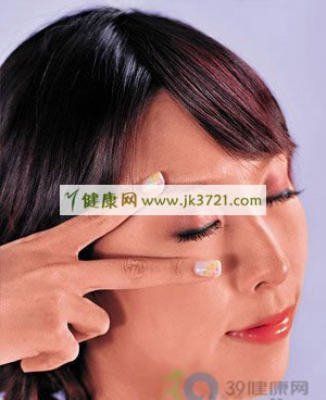 眼部瑜伽护理眼部肌肤
