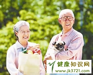 瑜珈可助老人矫正弯曲脊柱 