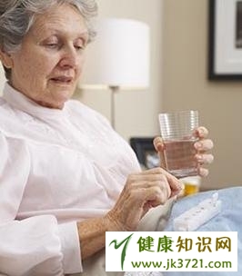 建议：老人上厕所要经常换姿势