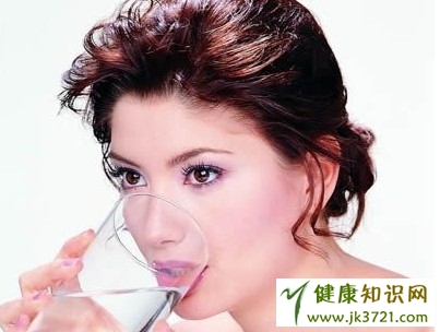 睡前喝水防脑血栓